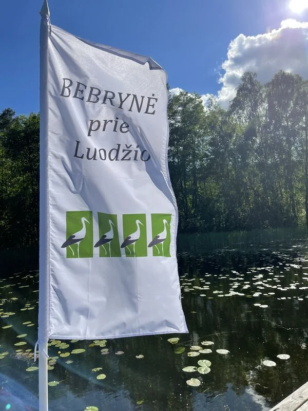 Prie tilto, vėliava